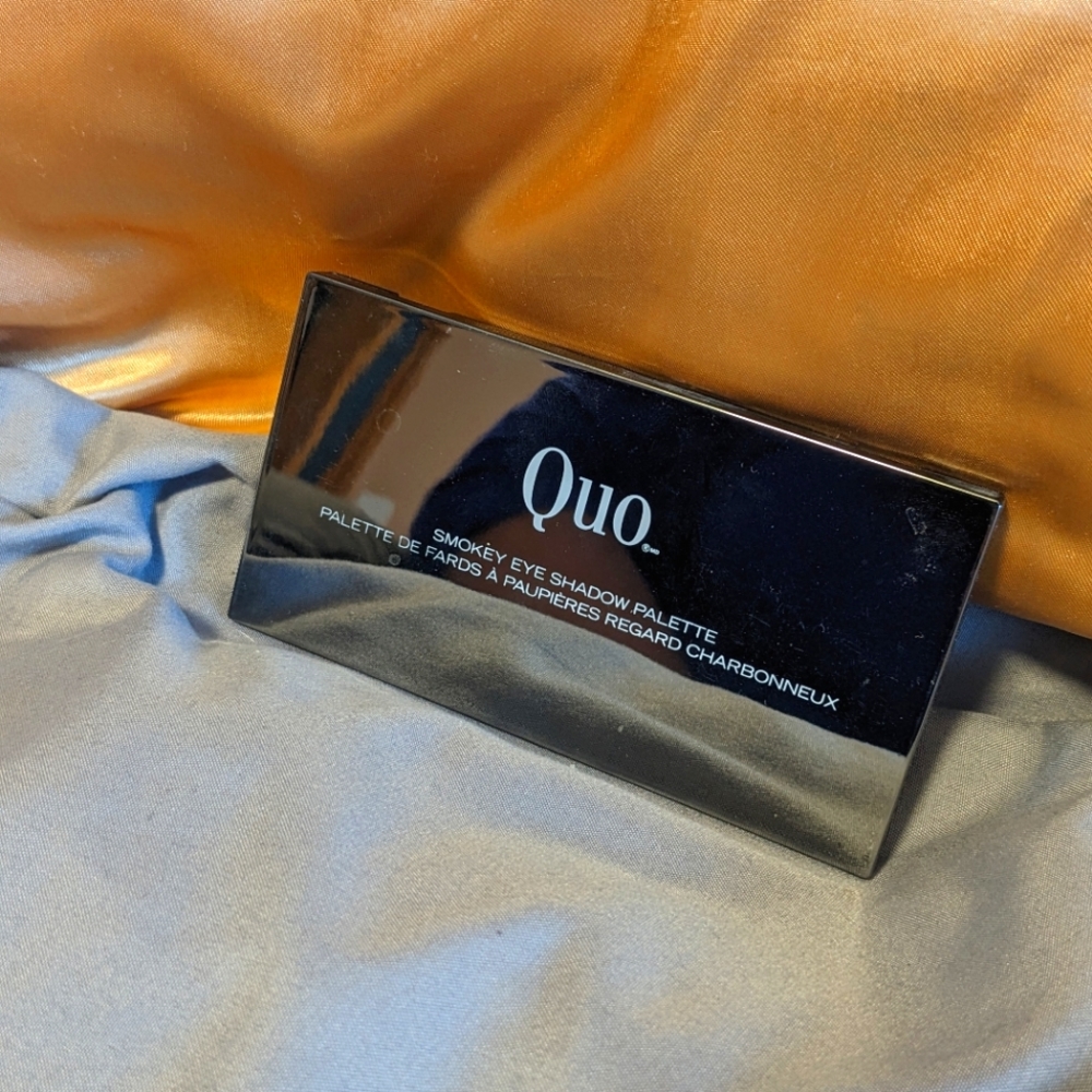 🌸 Free with purchase! Quo Matte Smokey Eyeshadow Palette